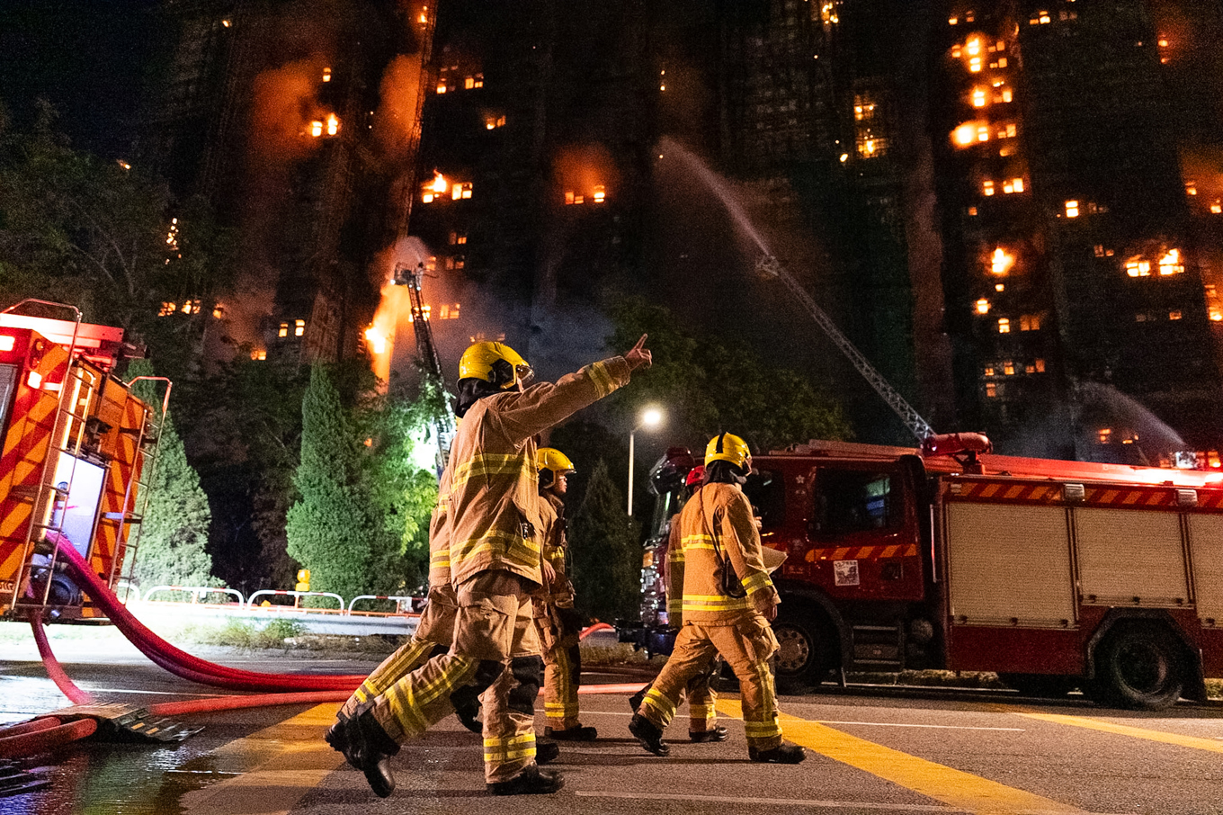 Brandmän har arbetat hela natten i Hongkong för att få kontroll över den kraftiga branden i ett bostadskomplex mellan centrala Hongkong och gränsen mot Kina. Foto: Chan Long Hei/AP/TT