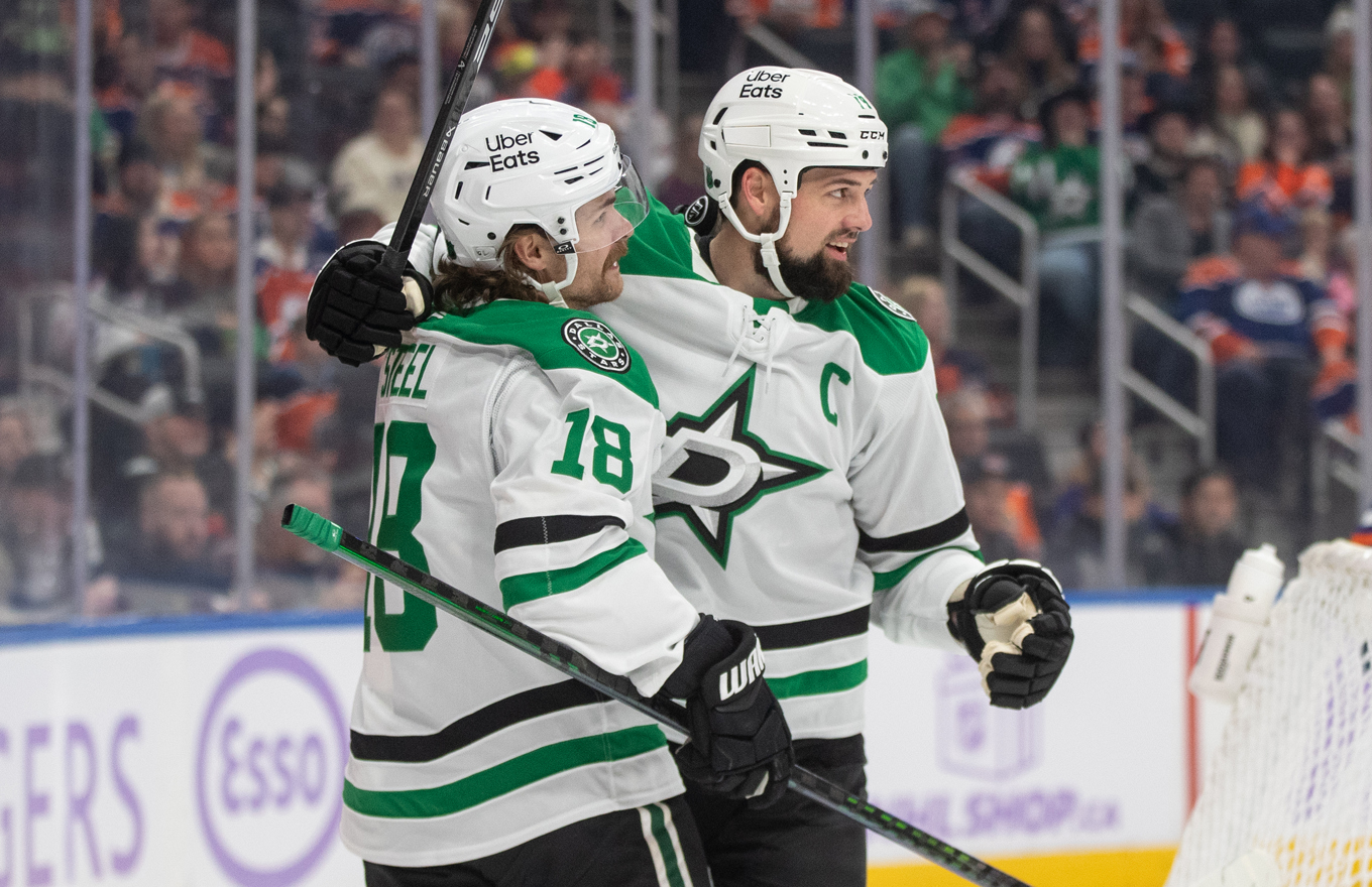 Dallas Jamie Benn (till höger) firar sitt 400:e NHL-mål med lagkamraten Sam Steel. Foto: Jason Franson/AP/TT
