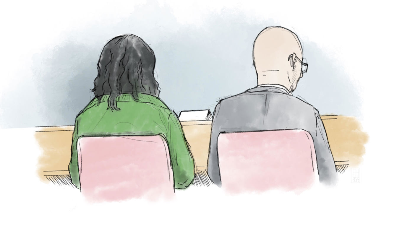 Rättegångsteckning föreställande den åtalade 18-åringen och hans försvarsadvokat Johan Åkermark vid huvudförhandlingen om förberedelse till terroristbrott i Stockholms tingsrätts högsäkerhetssal. Foto: Anders Humlebo/TT