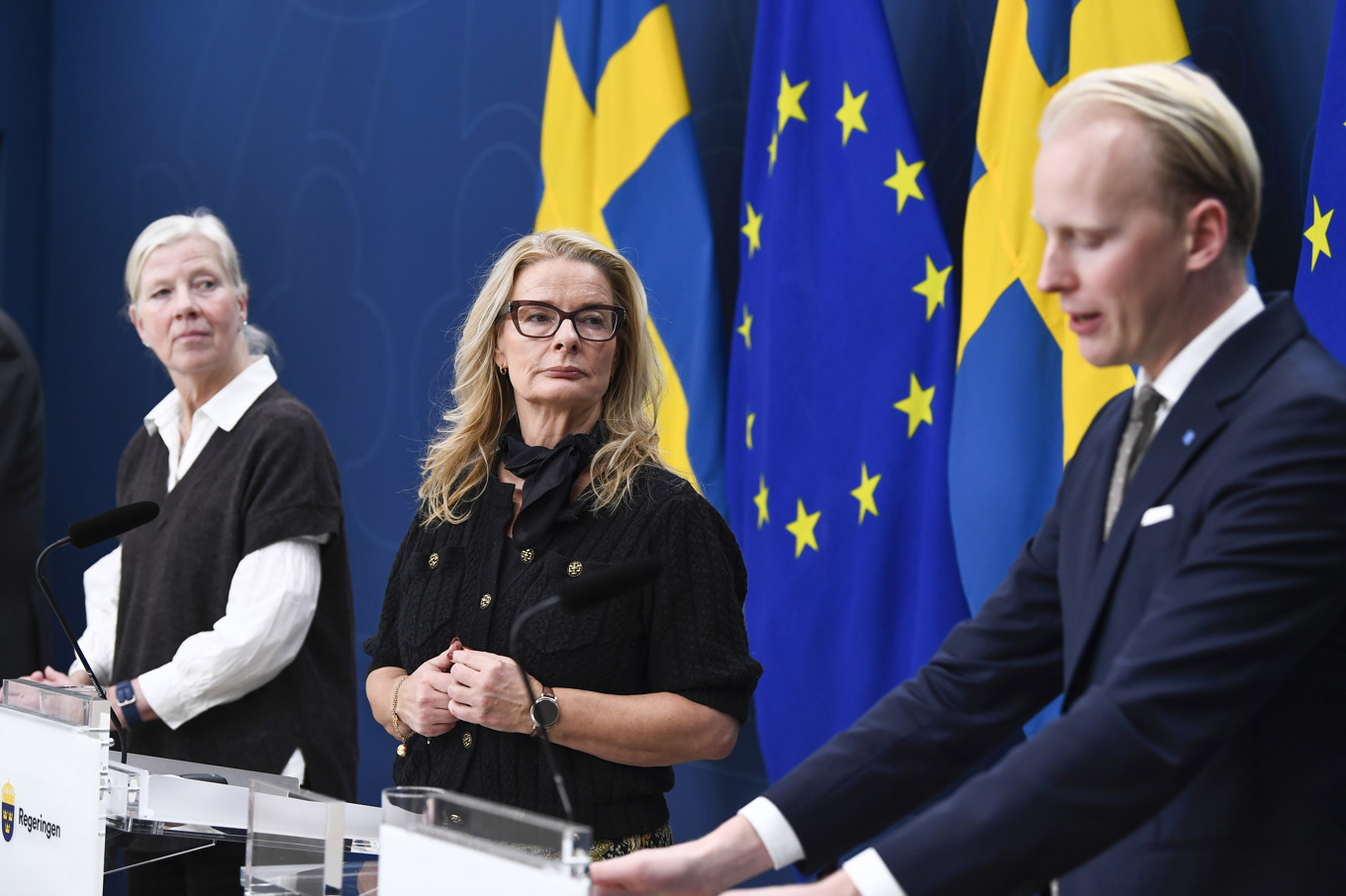 Kristina Axén Olin (M), Lotta Edholm (L) och Mathias Bengtsson (KD) under en pressträff. Foto: Lars Schröder/TT