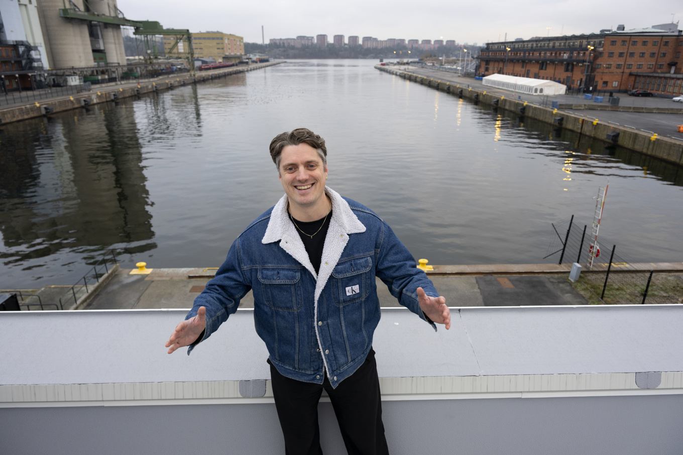 Vd Johan Andersson på Banankompaniets tak. Runt hamnbassängen bakom honom ska Portlands ge plats åt konserter, festivaler och andra evenemang för mellan 5 000 och 30 000 besökare. Foto: Anders Wiklund/TT