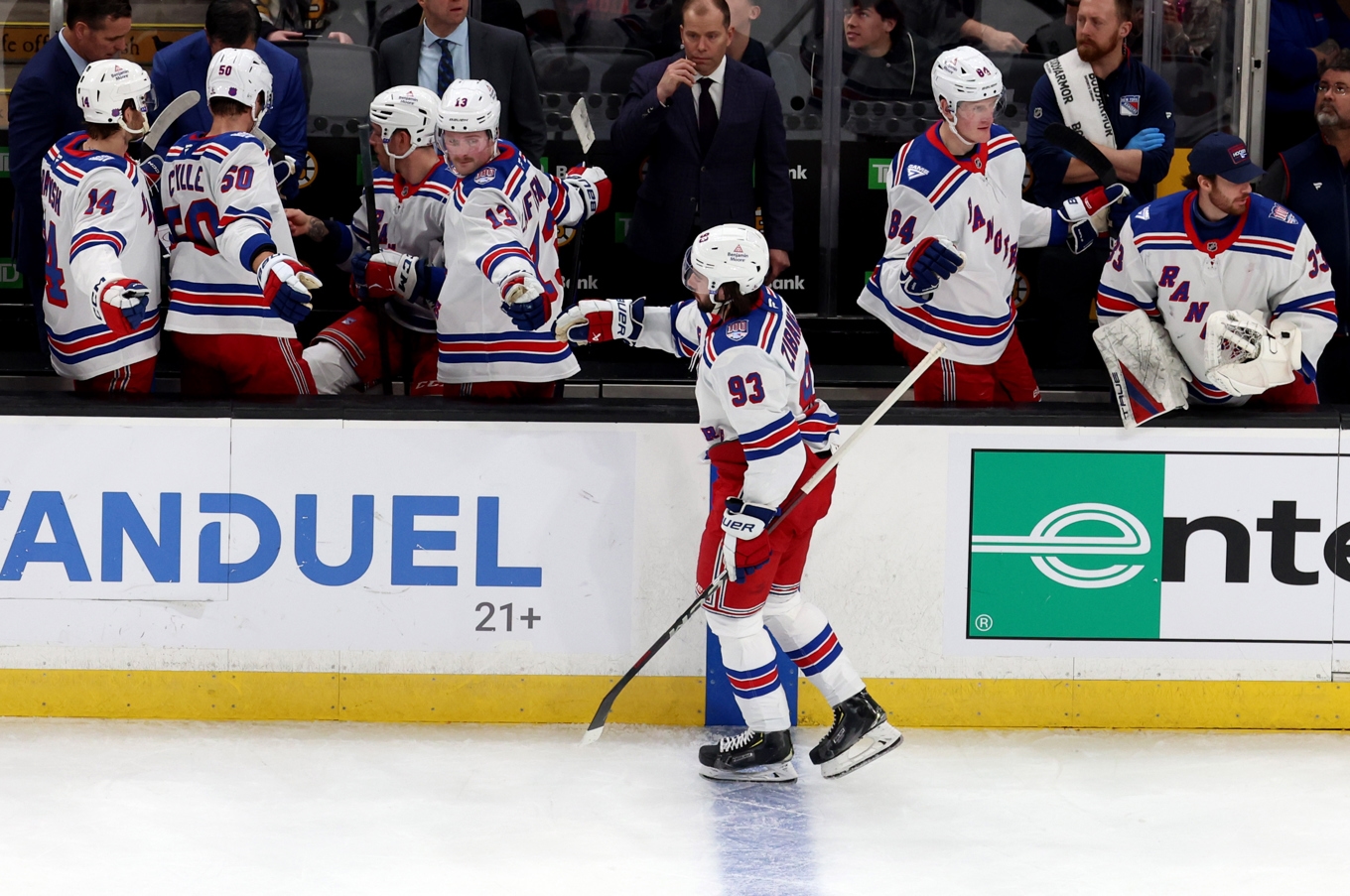 New York Rangers Mika Zibanejad firar ett av sina två mål i segermatchen mot Boston. Foto: Mark Stockwell/AP/TT