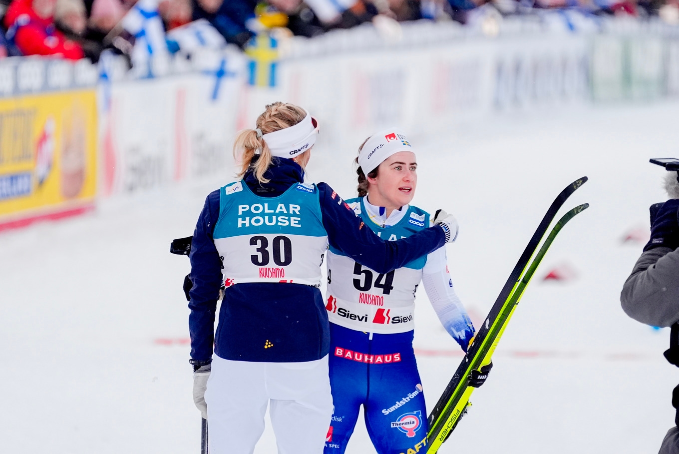 Ebba Andersson (till höger) klappas om av Frida Karlsson efter världscuppremiären i Ruka. Foto: Terje Pedersen/NTB/TT
