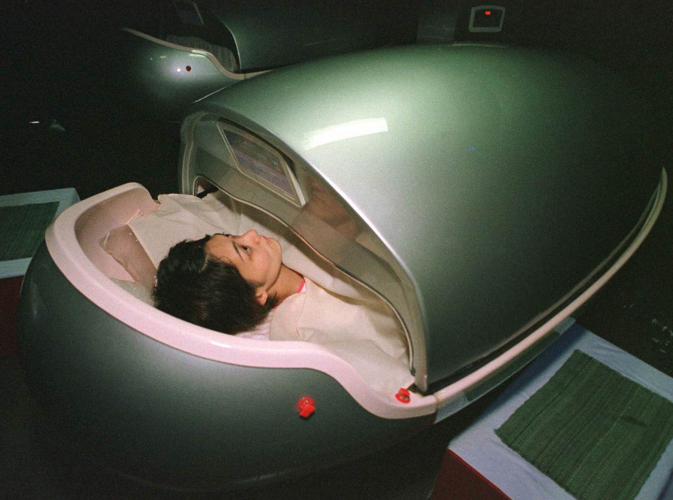 En fotomodell vid namn Haruka Shioji i en tidigare variant av persontvättmaskinen. Bilden togs i Tokyo 1999. Foto: Toru Takahashi/AP/TT