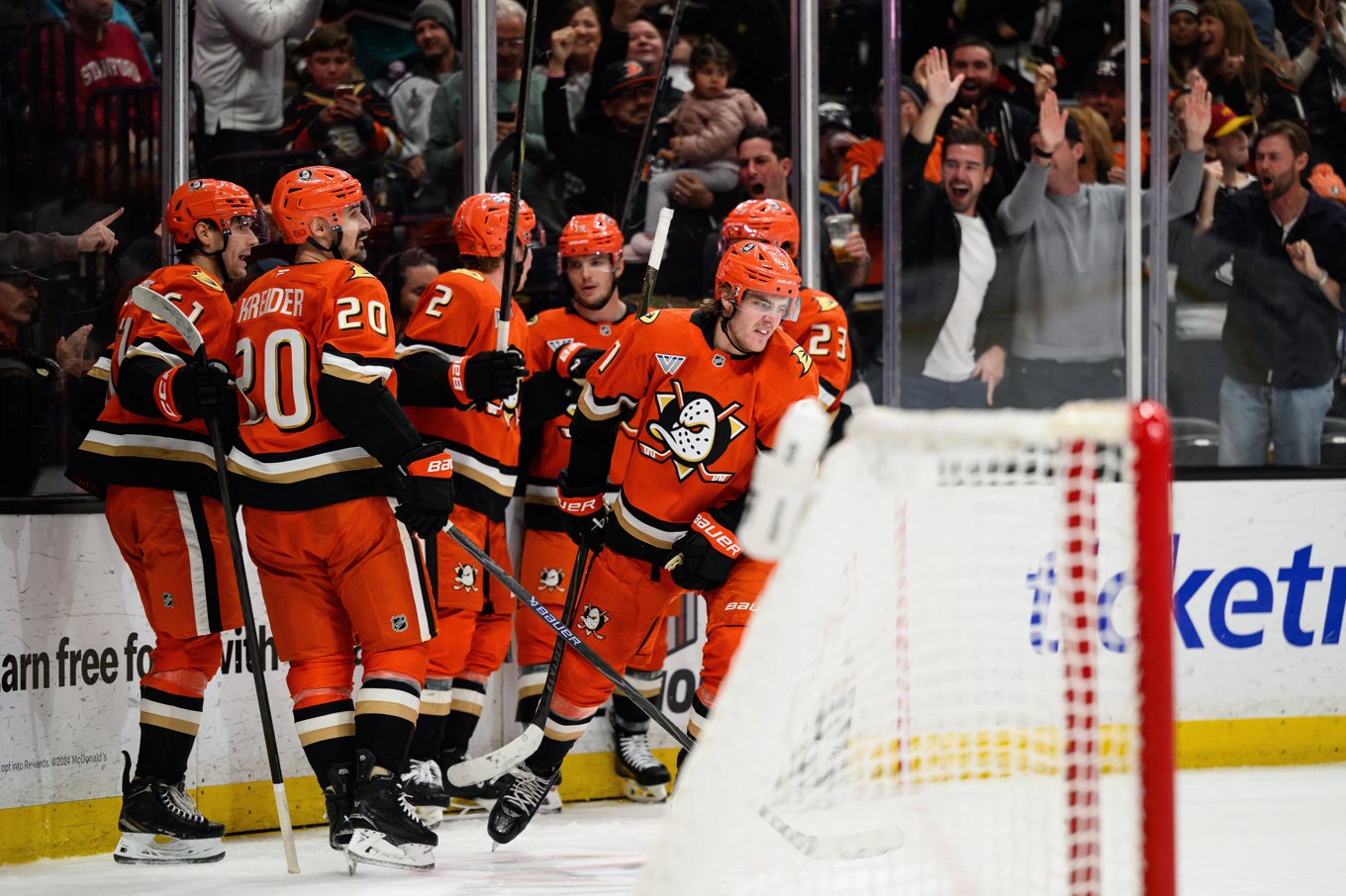 Anaheims Leo Carlsson (längst fram till höger) efter sitt kvitteringsmål. Foto: William Liang/AP/TT
