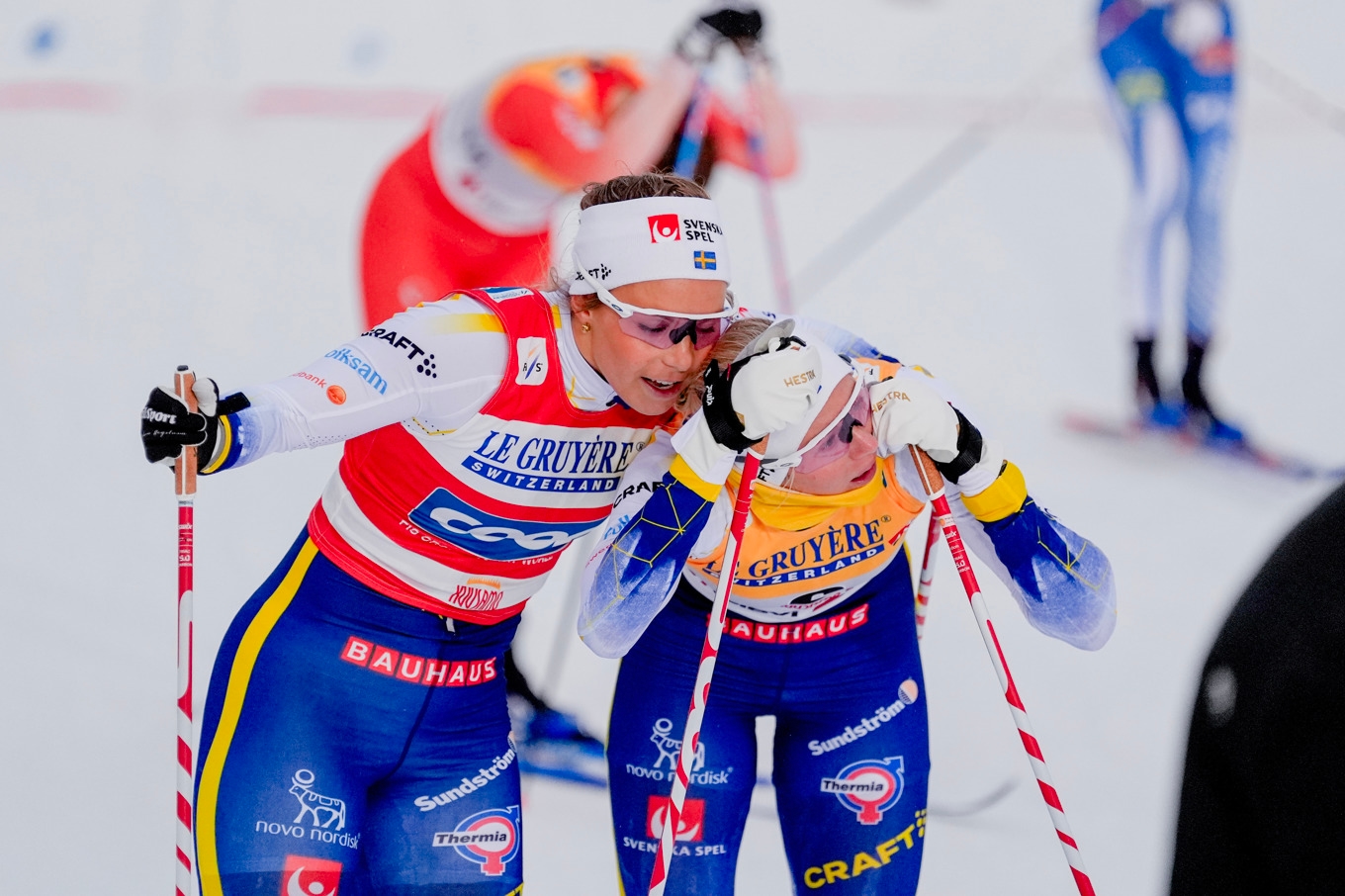 Johanna Hagström, till vänster och Maja Dahlqvist efter sprintfinalen i finländska Ruka. Foto: Terje Pedersen/NTB/TT