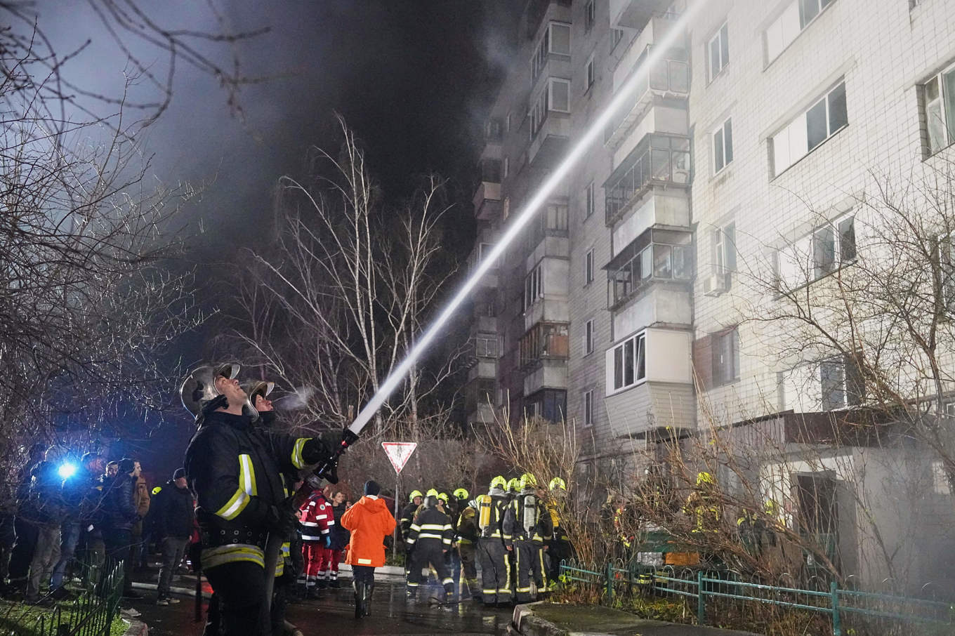 Brandmän arbetar med att släcka en brand som uppstått i de ryska attackerna mot Vysjhorod. Foto: Efrem Lukatsky/AP/TT