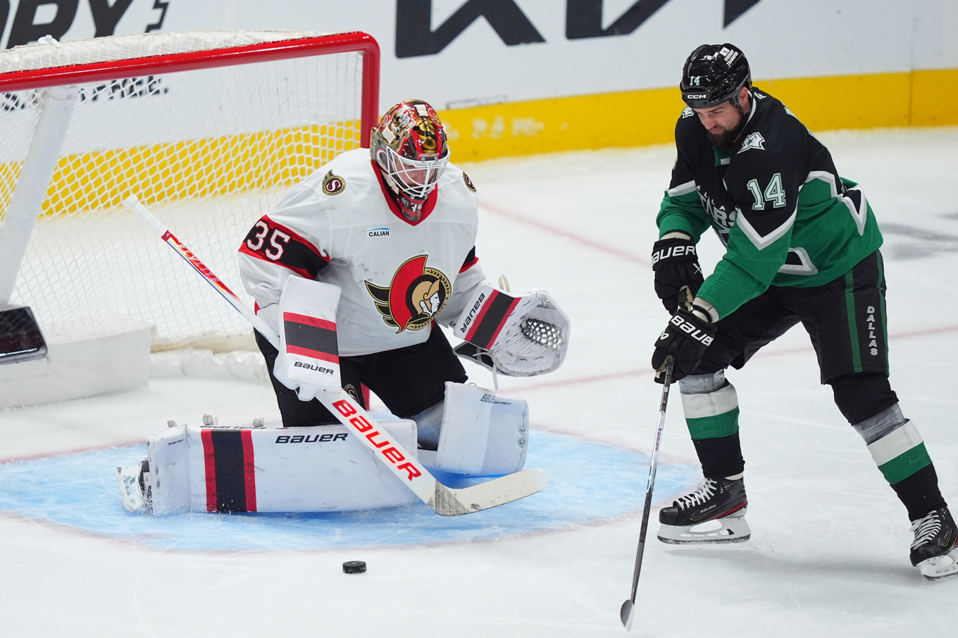 Ottawas Linus Ullmark (35) och Dallas Jamie Benn (14). Foto: LM Otero/AP/TT