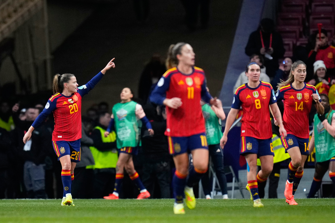 Claudia Pina, till vänster, firar ett av sina två mål i Nations League-finalen mot Tyskland. Foto: Manu Fernandez/AP/TT