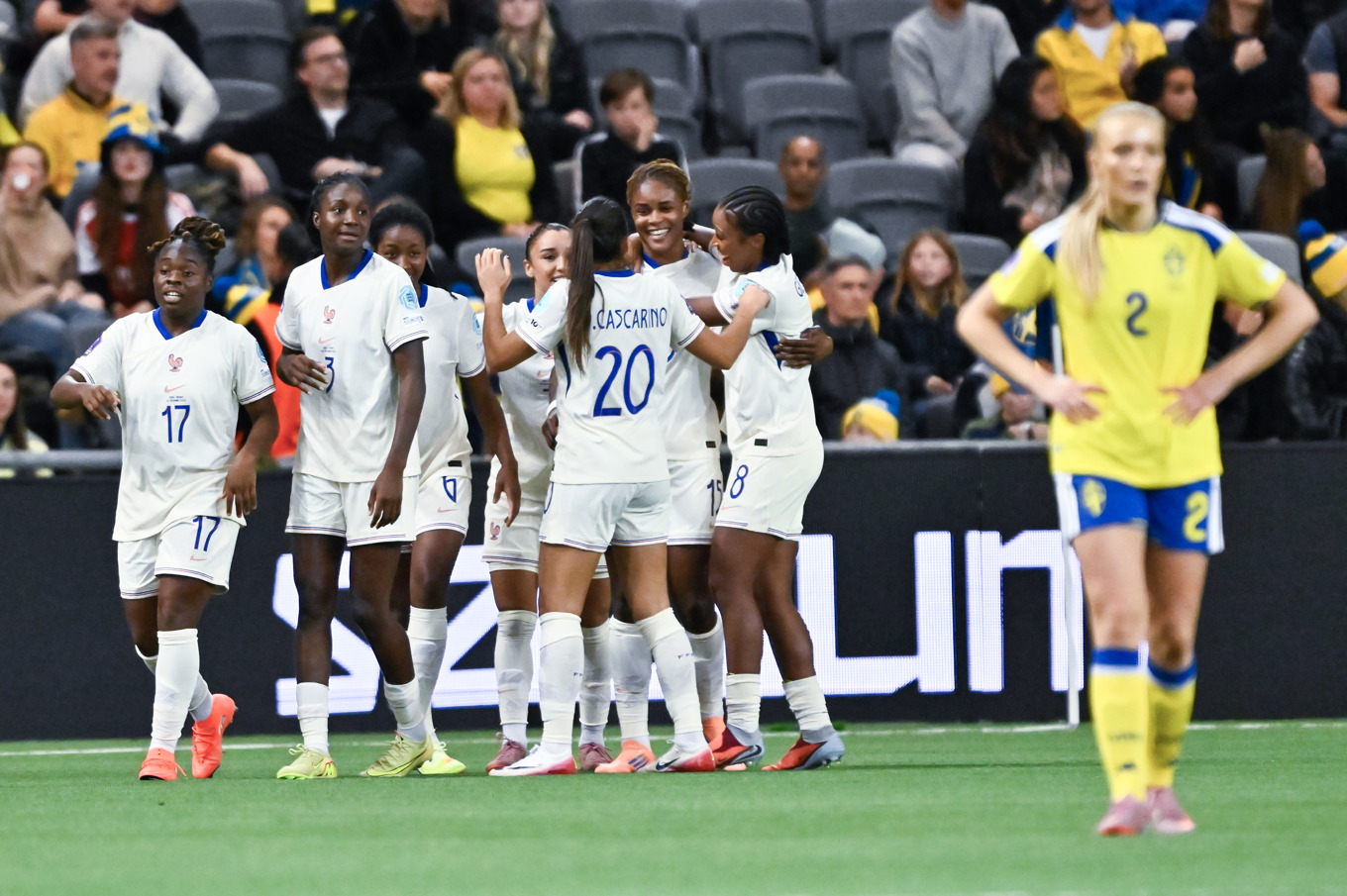 Frankrikes Kelly Gago blir omkramad av sina lagkamrater efter att ha avgjort bronsmatchen mot Sverige på 3 arena. Foto: Jonas Ekströmer/TT