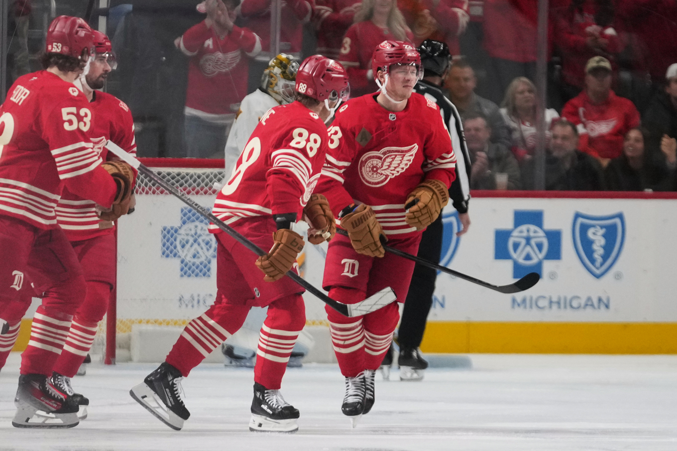 Lucas Raymond (th) gjorde 1 1 i matchen mot Boston. Foto: Paul Sancya/AP/TT