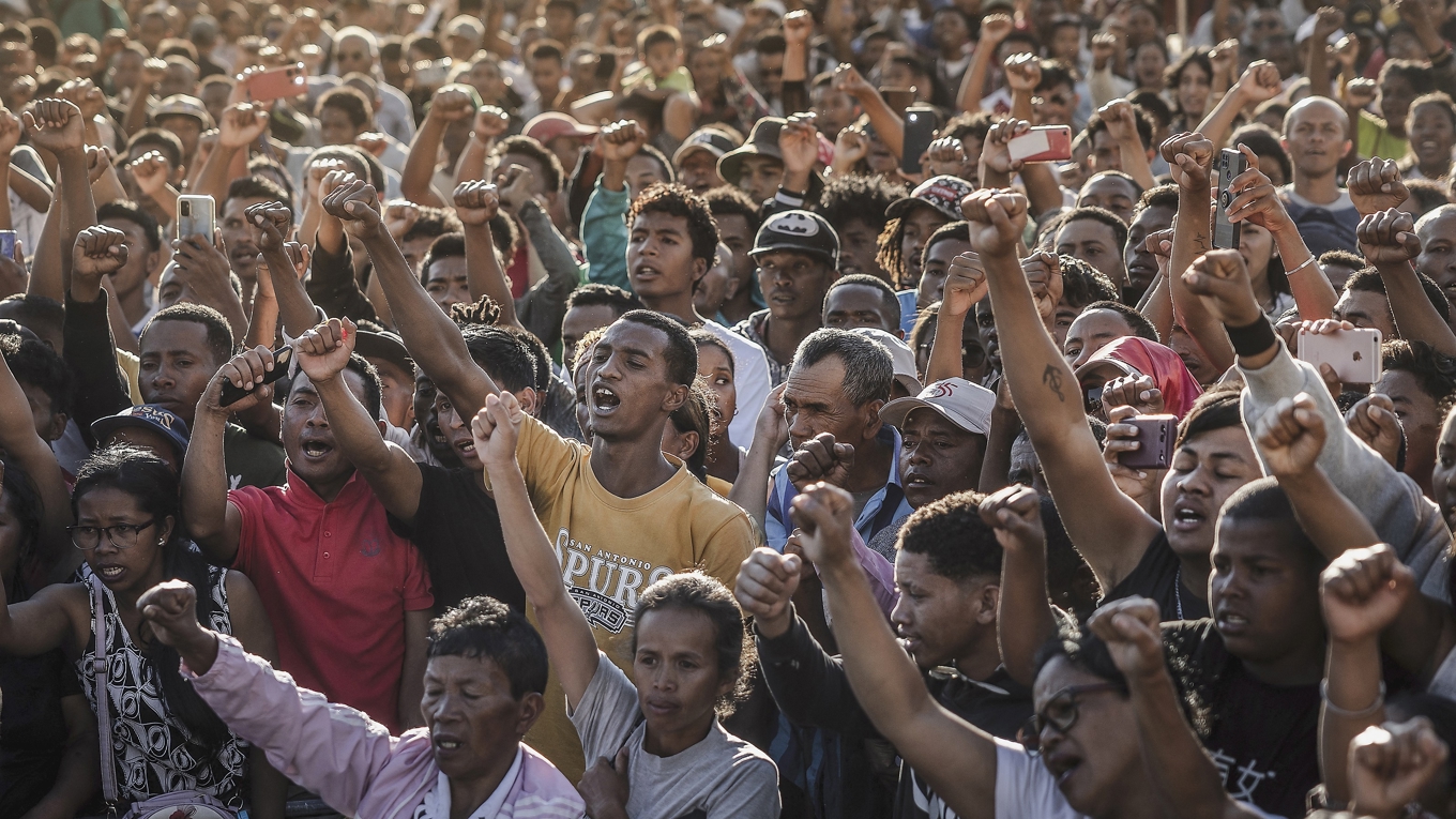 Massprotest i Madagaskars huvudstad Antananarivo strax innan presidenten tvingades fly. Foto: Luis Tato/AFP/Getty Images