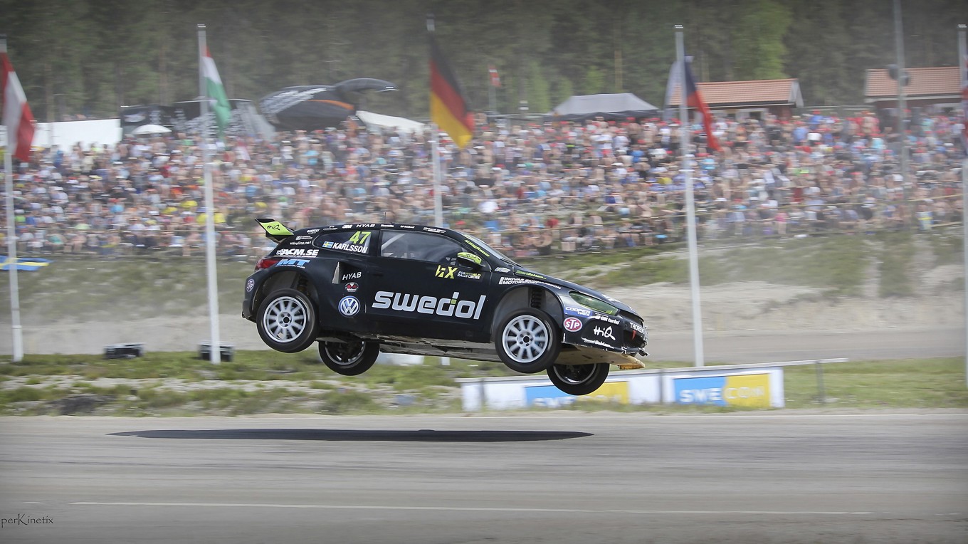 Ramona tappar tillfälligt kontakten med verkligheten under Rallycross-VM i Höljes. Foto: Heather Cooper