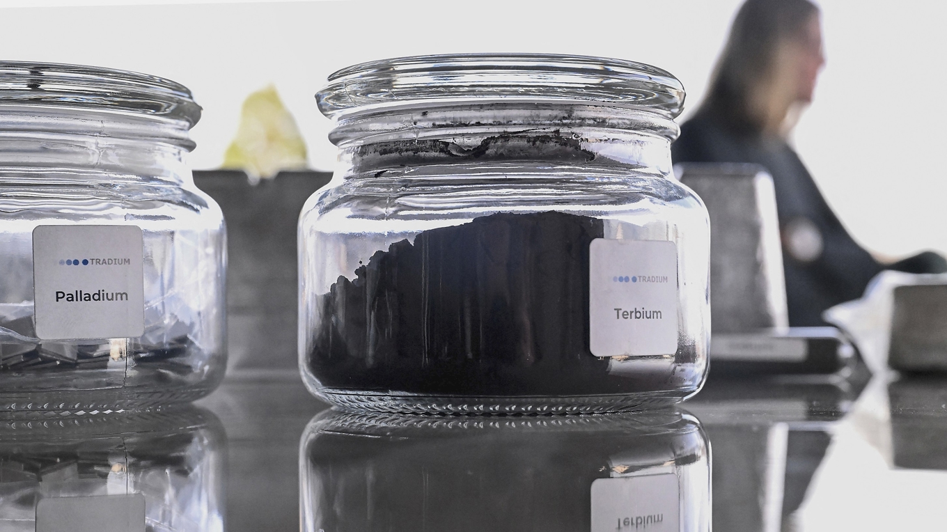 Burkar med mineraler, bland annat den sällsynta jordartsmetallen terbium. Kina dominerar inom brytning och bearbetning av dessa ämnen. Foto: Kirill Kudryavtsev/AFP via Getty Images