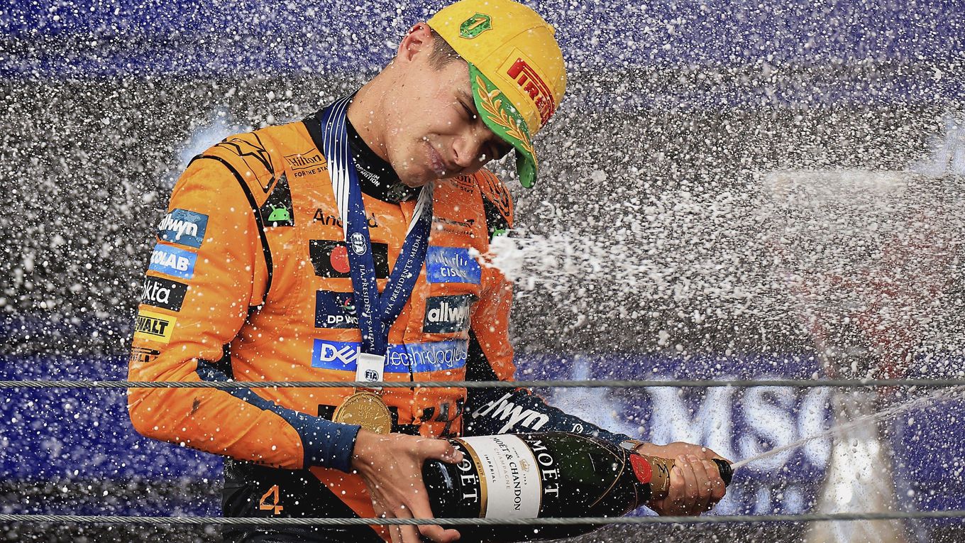Lando Norris leder och har vinnarläge. Men mycket kan hända och säsongen är långt ifrån avgjord. Hans teamkamrat Oscar Piastri inledde bäst och kan mycket väl vinna. Även Max Verstappen har chansen – den är dock minimal. Foto: Buda Mercedes/Getty Images