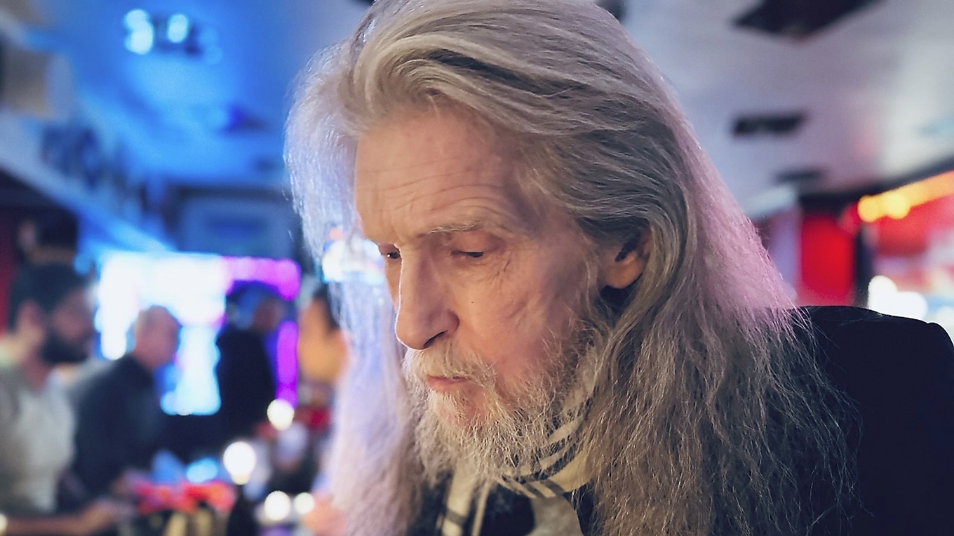 Björn Andrésen (1955–2025) under inspelningen av sin sista film ”Hans Amazon”, regisserad av Robin Pajus (född 1993). Foto: Robin Pajus