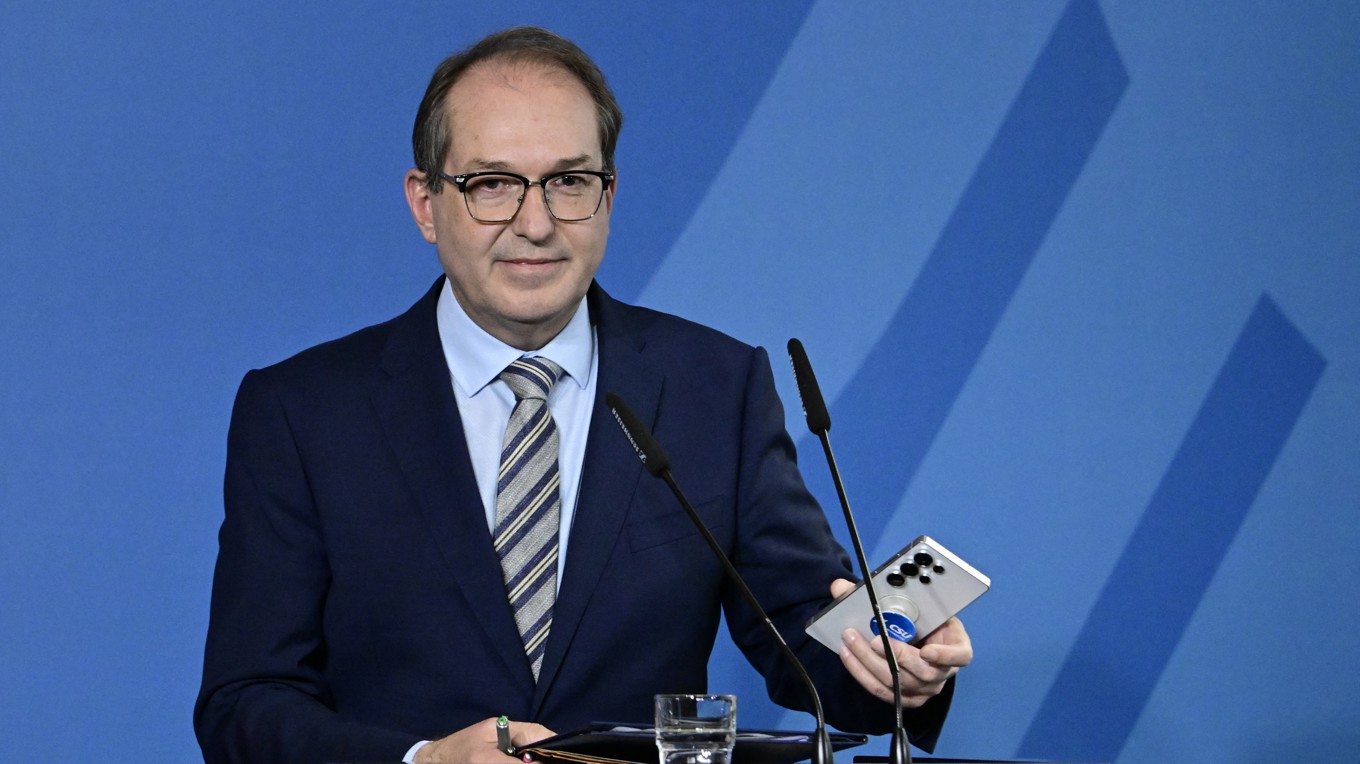 Den tyske inrikesministern Alexander Dobrindt informerar på en pressträff den 5 november att man förbjuder den muslimska gruppen ”Muslim Interaktiv”. Foto: Tobias Schwarz/AFP via Getty Images