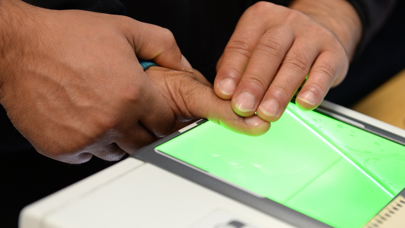 Nu kan den svenska polisen och FBI delar databaser för fingeravtryck. Foto: Christof Stache/AFP via Getty Images
