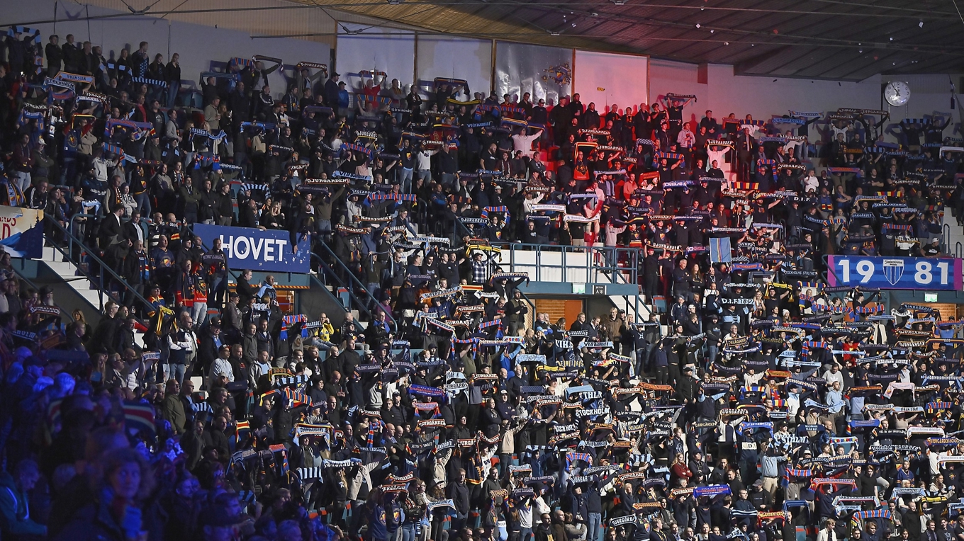 Hovet byggdes 1955 och är en av landets äldsta ishockeyarenor, men nu är framtiden osäker. Ska arenan rivas eller renoveras? Djurgården hockey och den politiska oppositionen i Stockholm kräver besked. Foto: Christine Olsson/TT