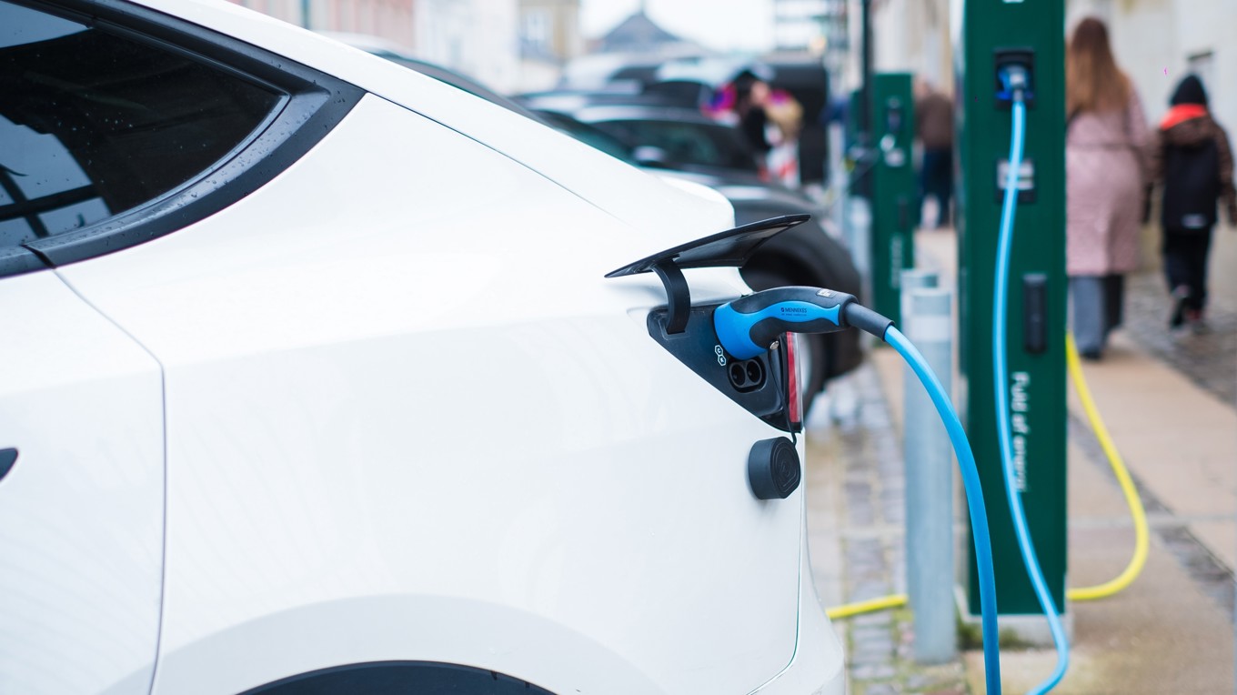 I Danmark finns det nu över en halv miljon elbilar registrerade. Foto: Shutterstock