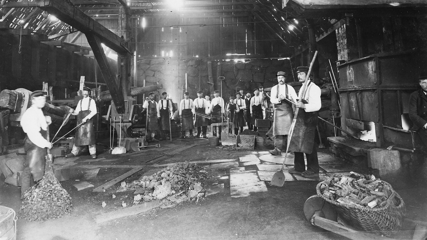 Arbetare vid Strömbacka bruk i Hälsingland. Nedre Hammaren, 1895. Foto: Public Domain