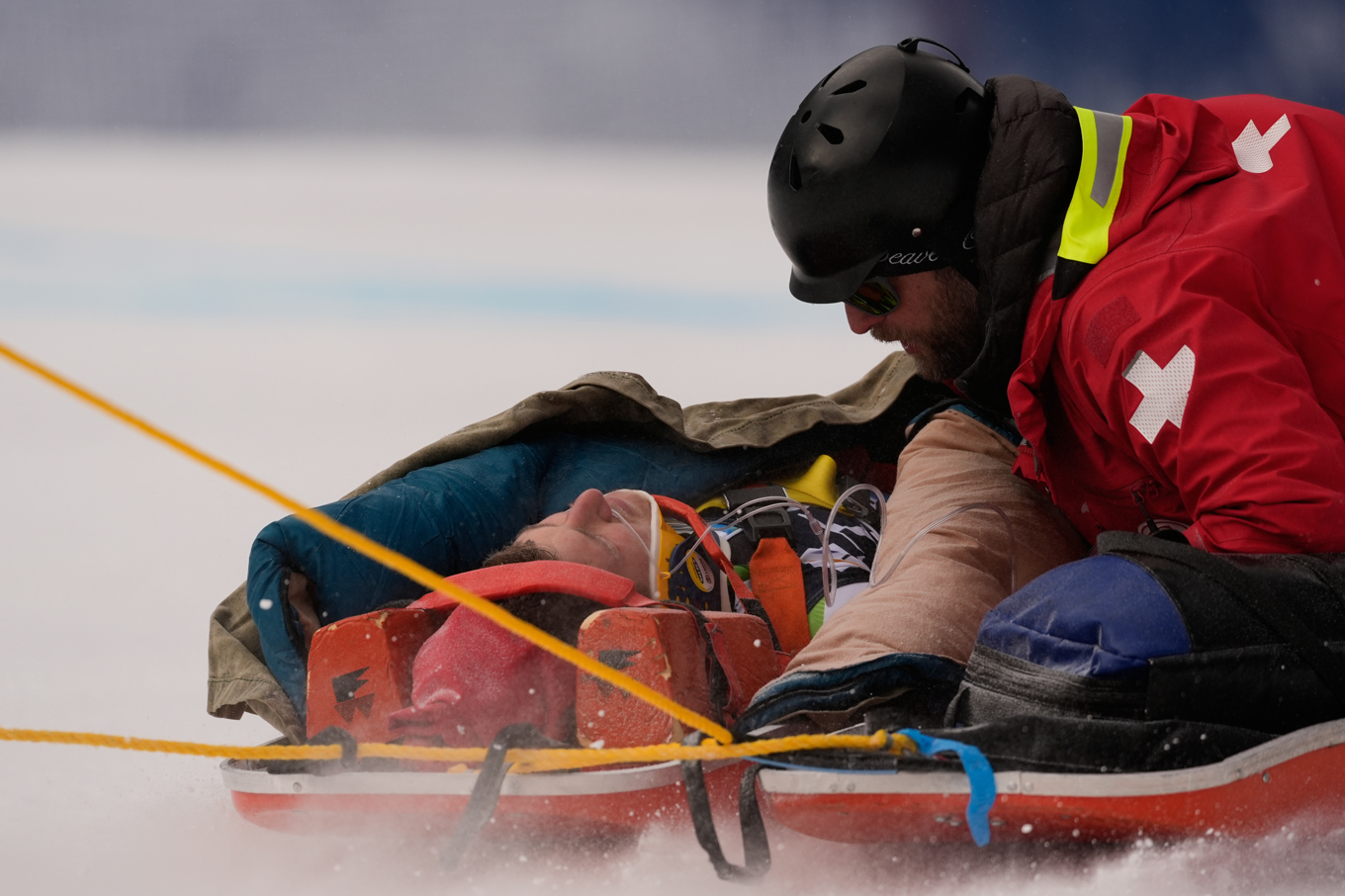 Slovenen Rok Aznoh tas om hand efter kraschen i Beaver Creek. Foto: Robert F. Bukaty/AP/TT