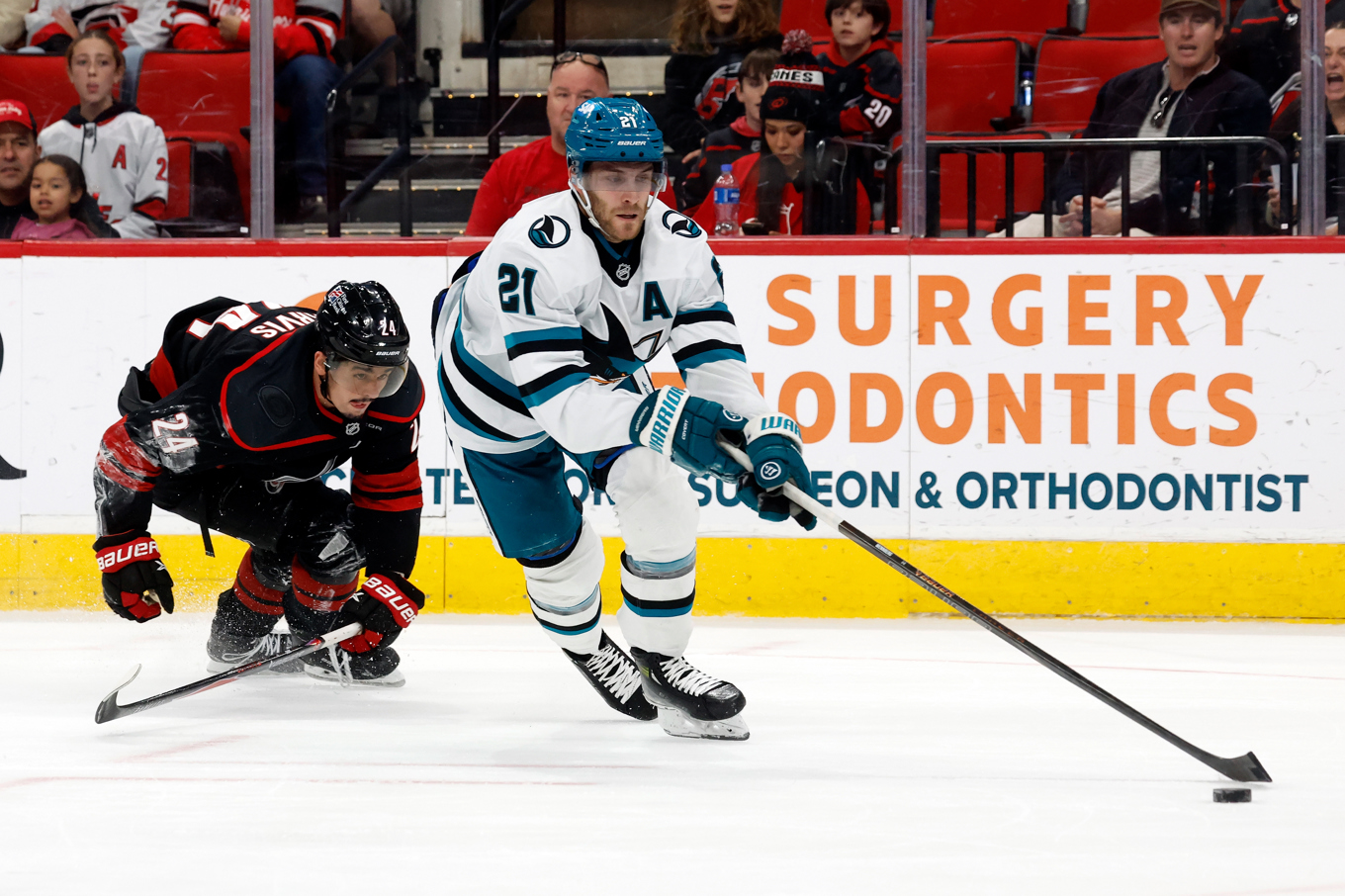 Svenske Alexander Wennberg (till höger) under San Joses segermatch. Foto: Karl B DeBlaker/AP/TT