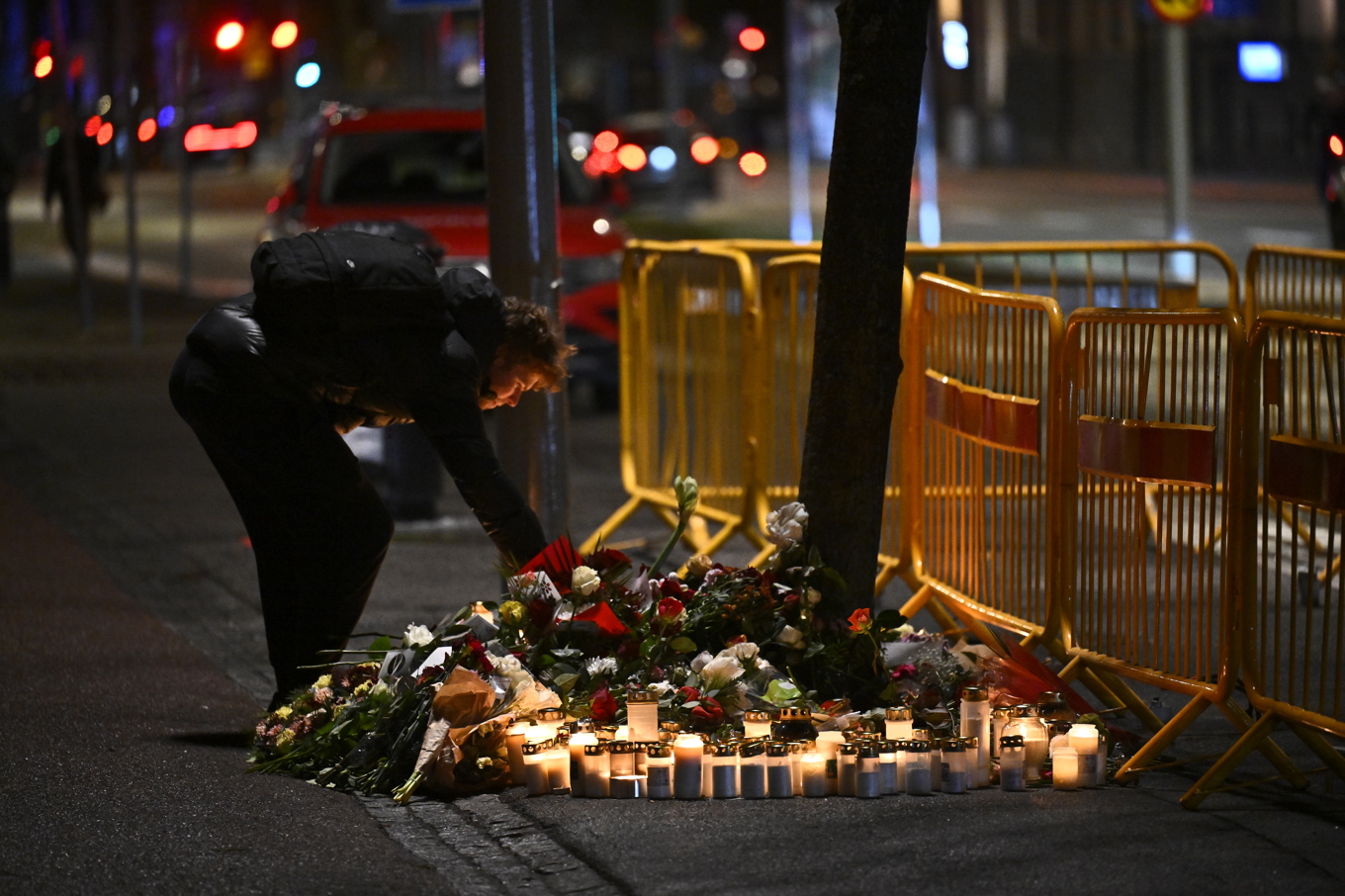 Sörjande lämnade blommor och ljus på olycksplatsen där tre personer omkom och flera skadades när en buss körde in i en busskur på Östermalm i Stockholm. Arkivbild. Foto: Pontus Lundahl/TT