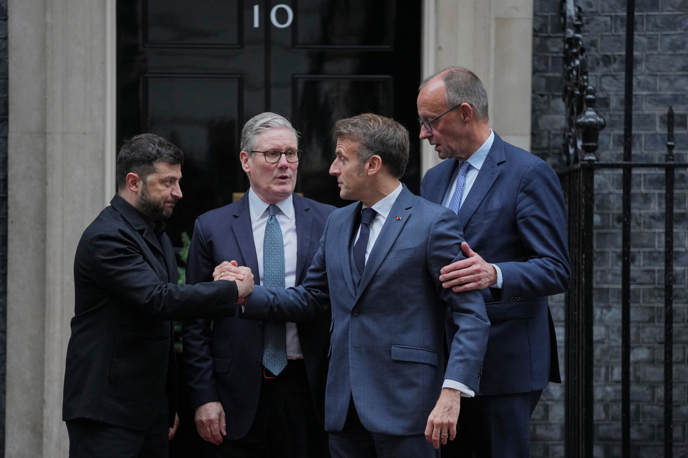President Volodymyr Zelenskyj tackar premiärminister Keir Starmer, president Emmanuel Macron och förbundskansler Friedrich Merz efter mötet på 10 Downing Street. Foto: Kin Cheung/AP/TT