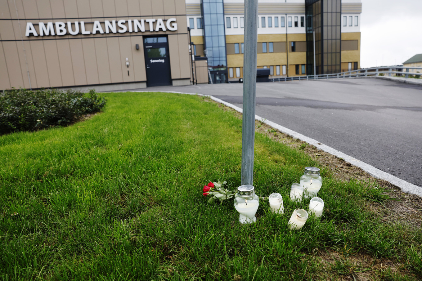 Blommor och ljus utanför ambulansstationen i Hudiksvall, dagen efter mordet i Harmånger i Nordanstigs kommun den 20 september. Arkivbild. Foto: Mats Andersson/TT