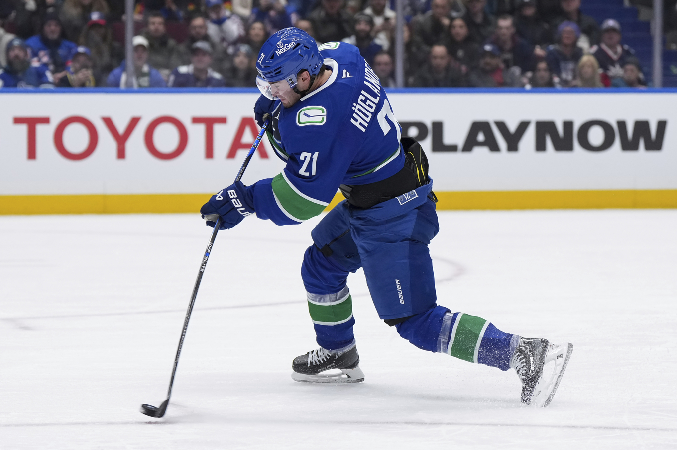 Vancouvers Nils Höglander är tillbaka på isen. Bild från förra säsongen. Foto: Darryl Dyck/AP/TT
