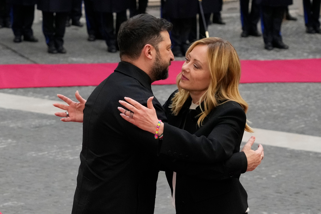President Volodymyr Zelenskyj välkomnades i Rom med en kram av premiärminister Giorgia Meloni. Foto: Gregorio Borgia/AP/TT