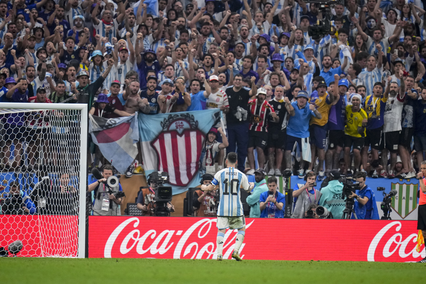 Argentinas Lionel Messi firar ett av sina mål mot Frankrike i VM-finalen 2022. Arkivbild. Foto: Manu Fernandez/AP/TT