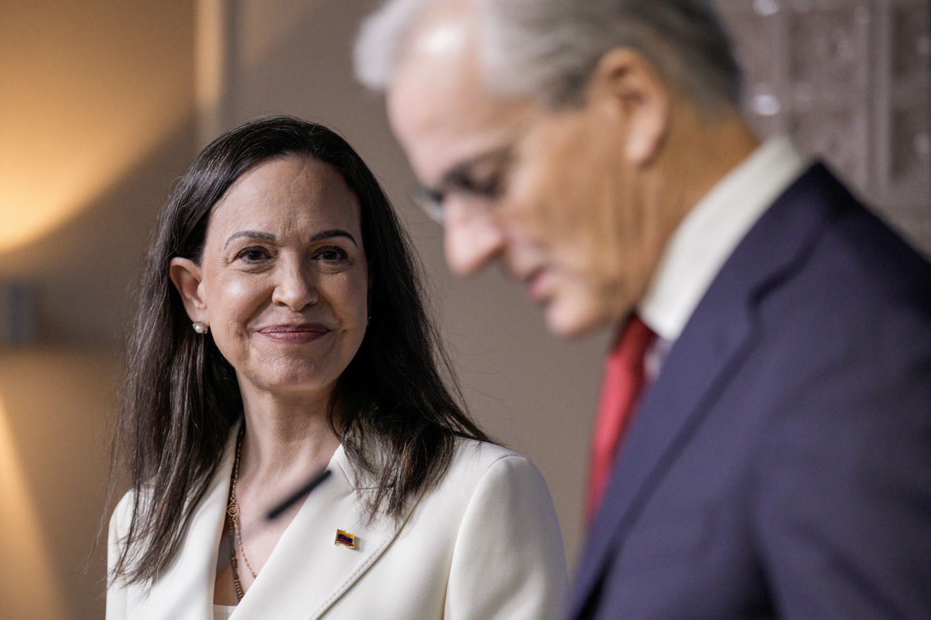 Den venezuelanska fredspristagaren María Corina Machado tillsammans med Norges statsminister Jonas Gahr Støre i stortinget i Oslo på torsdagen. Foto: Stian Lysberg Solum/NTB/TT
