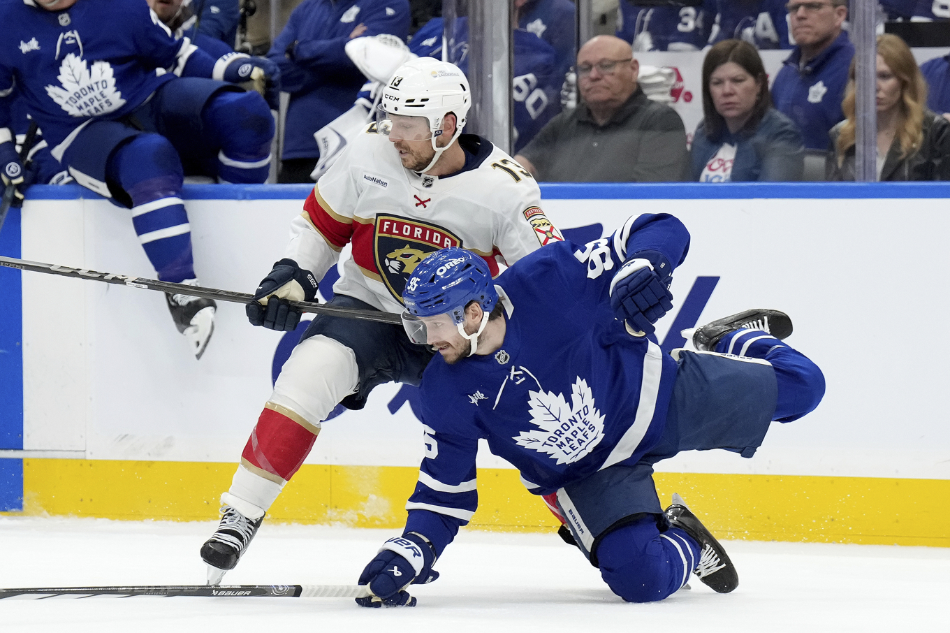 Torontobacken Oliver Ekman-Larsson, här under en match mot Florida i våras, tvingades kliva av nattens match mot San Jose med en skada. Foto: Nathan Denette/AP/TT