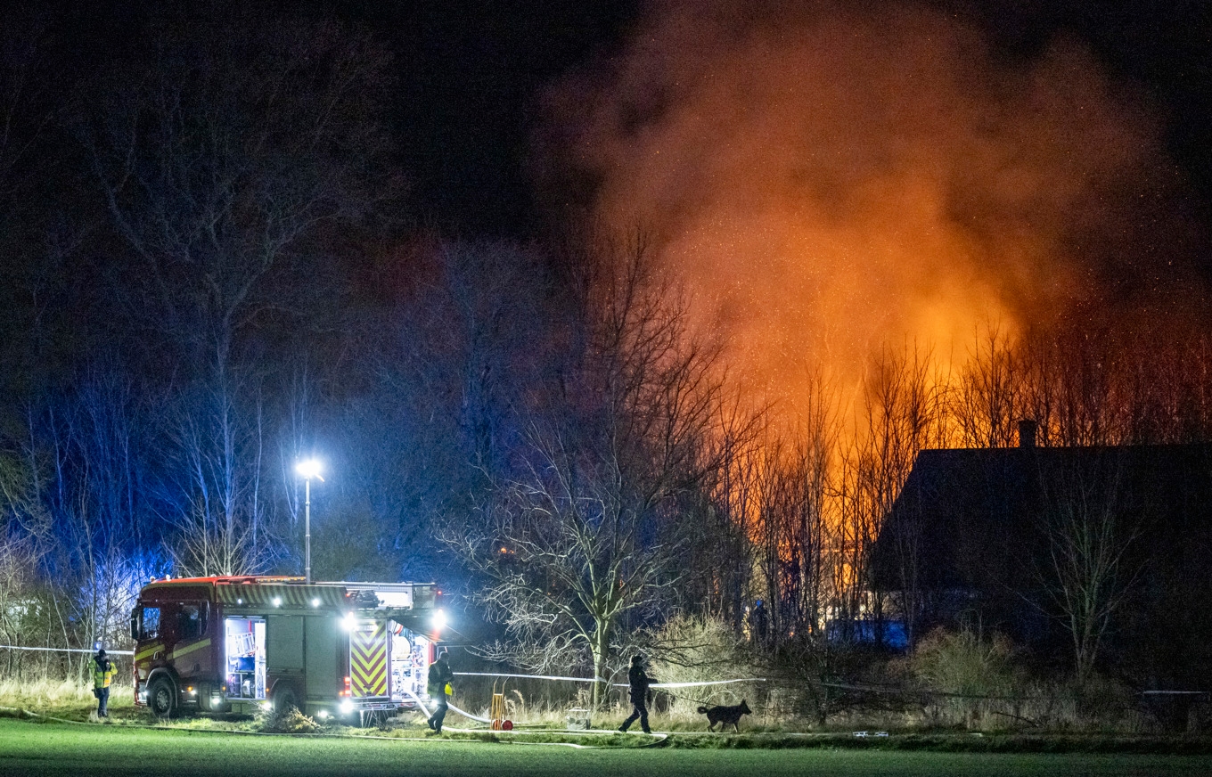 Det brinner kraftigt på en gård utanför Lund, räddningstjänsten är på plats med flera bilar. Foto: Johan Nilsson/TT