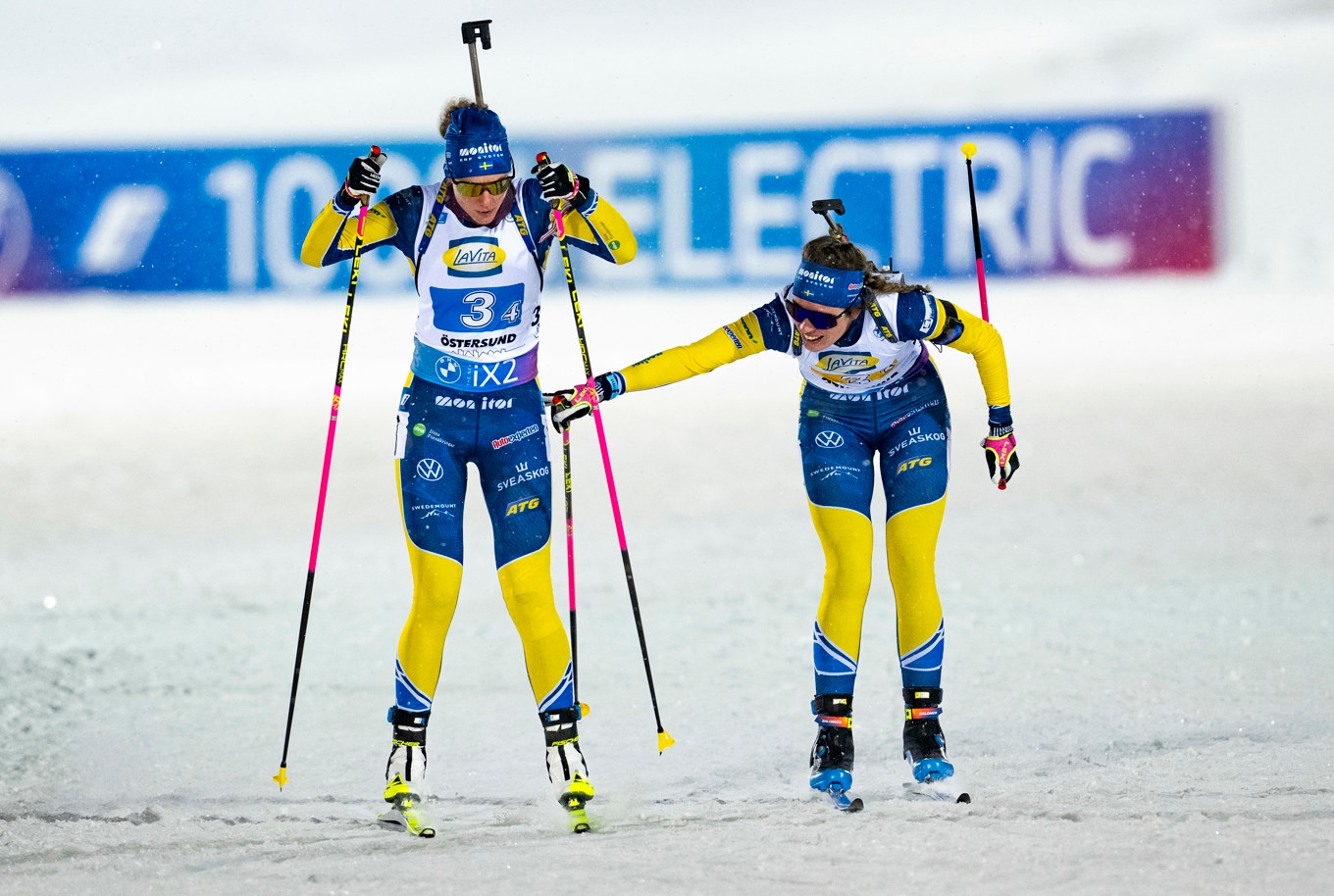 Sverige vann stafetten i Hochfilzen. Här Elvira Öberg som växlar till Hanna Öberg i en tidigare skidskyttestafett. Arkivbild. Foto: Pontus Lundahl/TT
