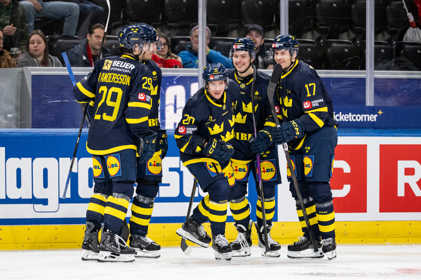 André Petersson (20) firar med lagkamraterna efter sitt mål i 5–0-krossen över Tjeckien. Foto: Andreas Becker/AP/TT
