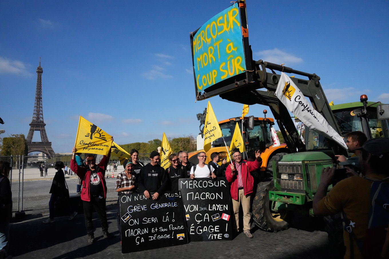 Franska jordbrukare protesterar i Paris i oktober mot EU:s planer på ett handelsavtal med Mercosurländerna. Foto: Michel Euler/AP