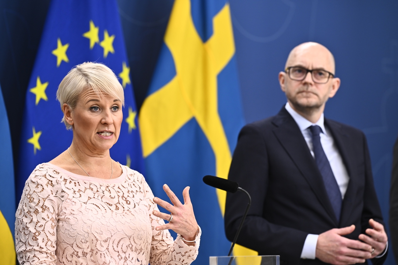 Socialförsäkringsminister Anna Tenje (M) och arbetsmarknadsminister Johan Britz (L) vill strama åt socialbidraget. Foto: Henrik Montgomery/TT