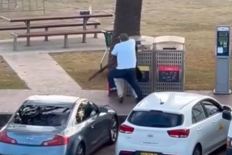 En 43-årig grönsakshandlare hyllas som hjälte efter att han hoppat på och avväpnat en av skyttarna vid Bondi Beach. Bilden är en skärmdump tagen från en filmsekvens. Foto: Skjermbilde/NTB/TT