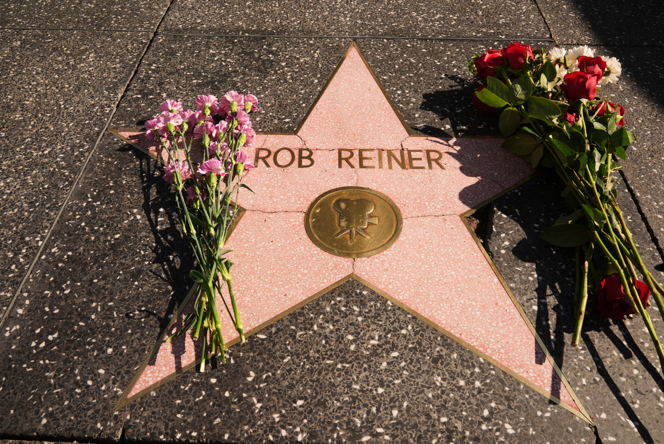 Blommor vid Rob Reiners stjärna i Hollywood. Foto: Damian Dovarganes/AP/TT