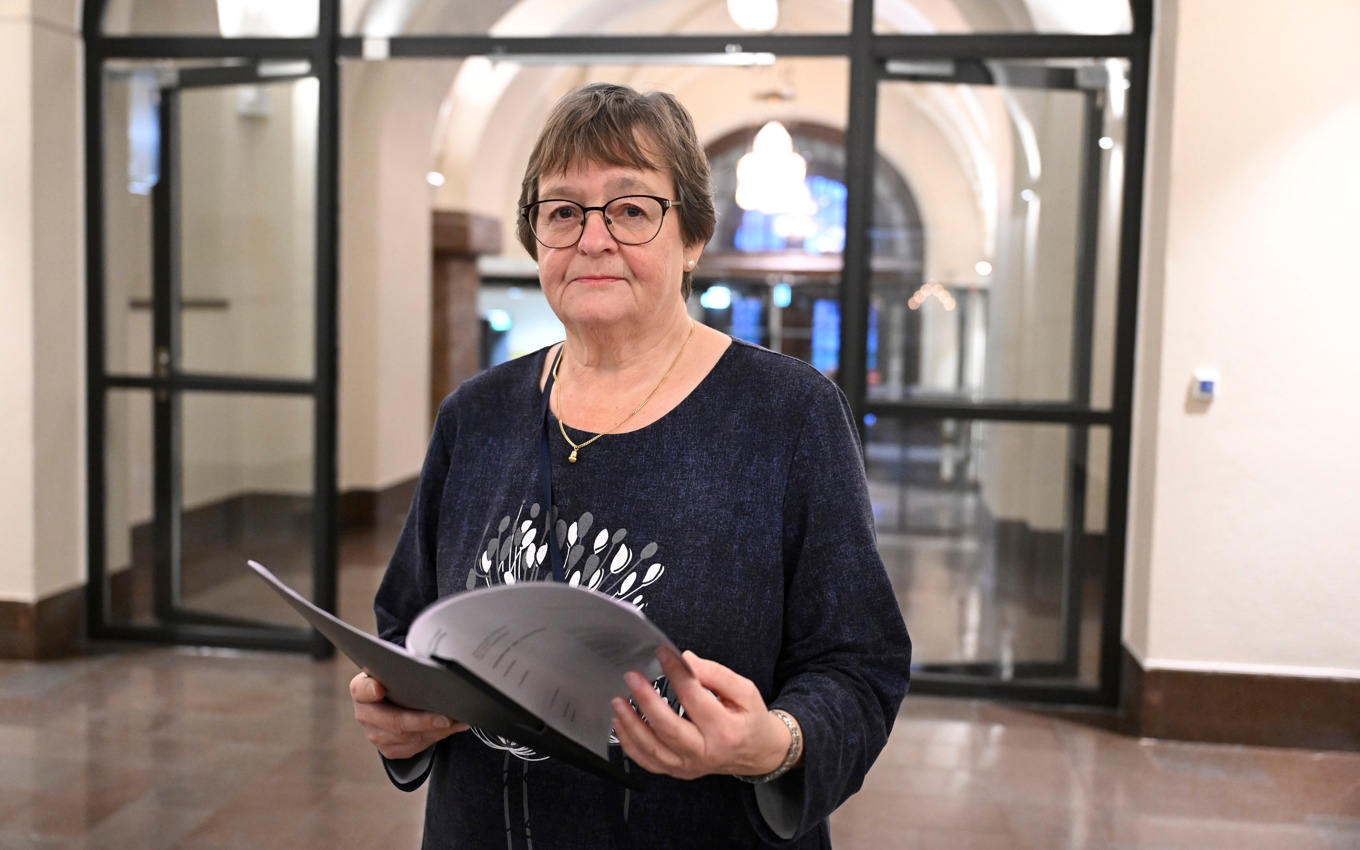 Ulla-Lena Lindqvist stämmer staten med hjälp av Centrum för rättvisa. Stämningen lämnas in vid Stockholms tingsrätt på tisdagsförmiddagen. Foto: Jessica Gow/TT