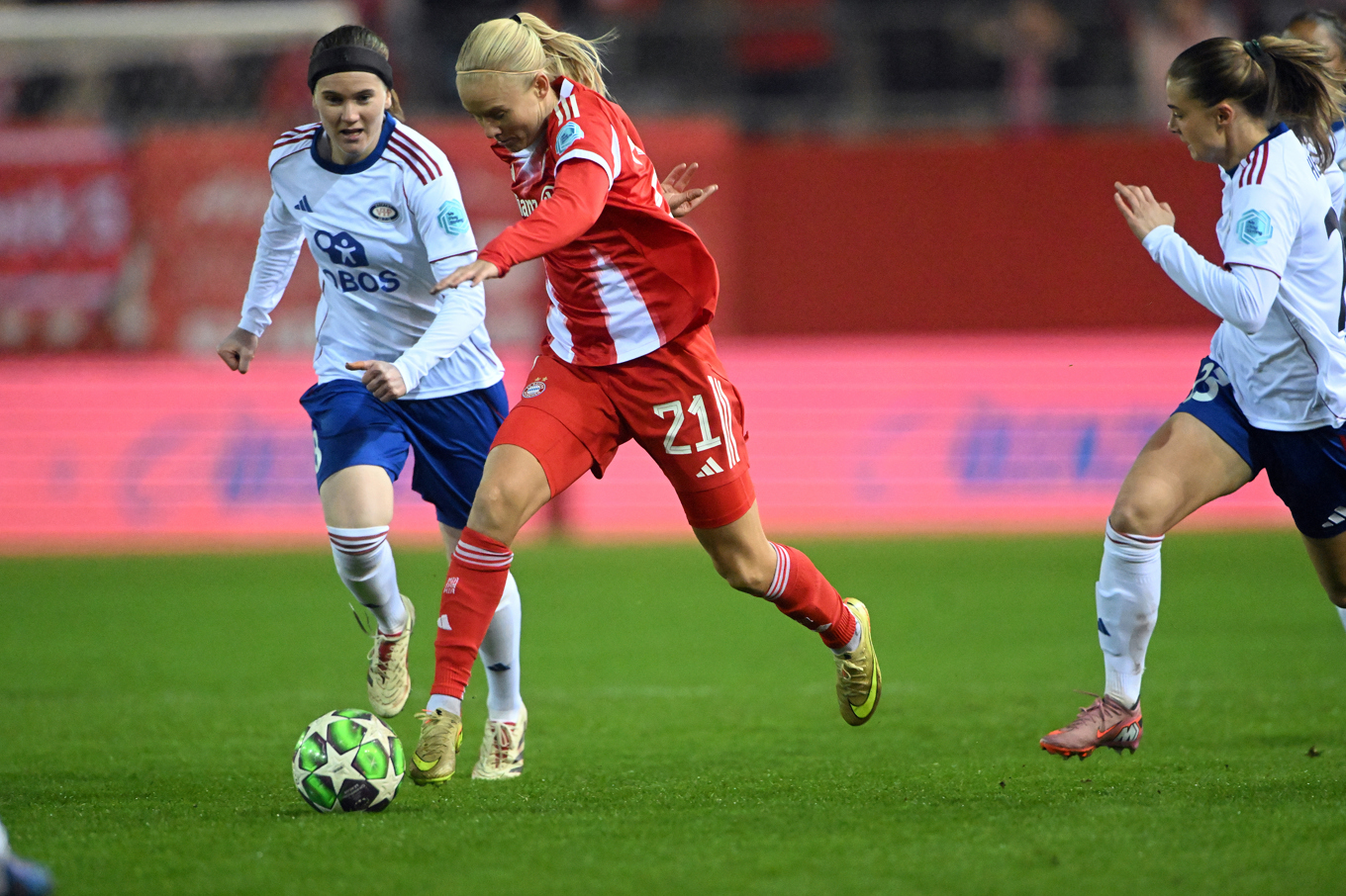 Danskan Pernille Harder satte ett mål för Bayern München när det blev seger med 3–0 mot Vålerenga. Foto: Jens Niering/AP/TT