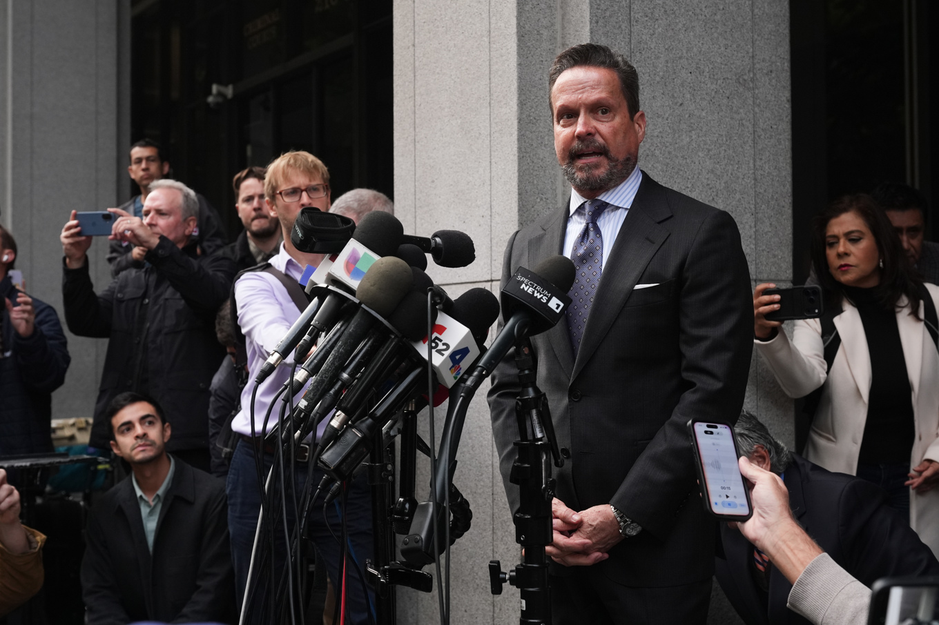 Nick Reiners försvarsadvokat Alan Jackson möter pressen utanför domstolsbyggnaden i Los Angeles. Foto: Damian Dovarganes/AP/TT