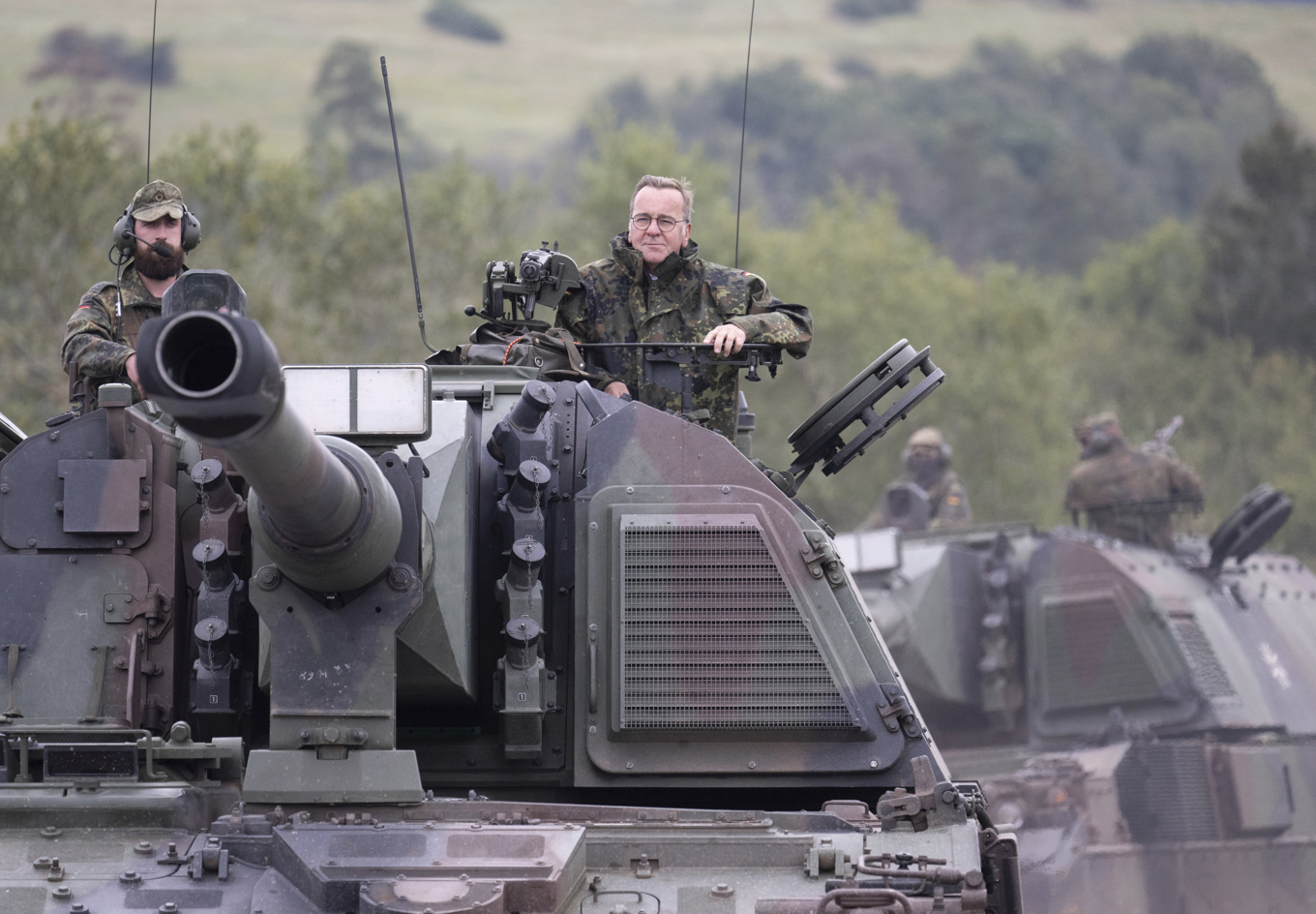 Försvarsminister Boris Pistorius ansvarar för en storsatsning på landets försvar. Bilden är tagen under ett besök på den tyska artilleriutbildningen i Idar-Oberstein i september i fjol. Foto: Boris Roessler/Dpa via AP/TT