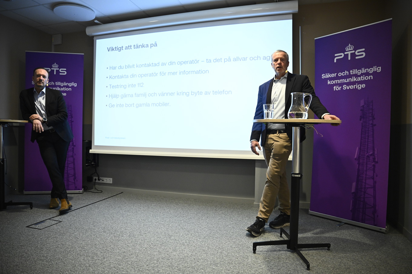 Dan Sjöblom, generaldirektör vid Post- och telestyrelsen (till höger), och avdelningschef Jonas Wessel, under torsdagens pressträff. Foto: Fredrik Sandberg/TT