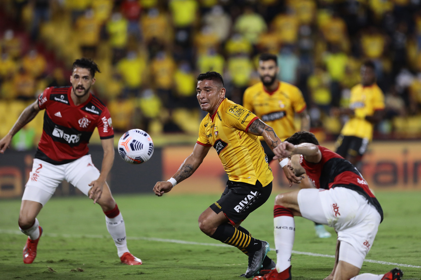 Mario Pineida, i mitten, spelade för Barcelona i Ecuador. Här i en match mot brasilianska Flamengo, 2021. Foto: Franklin Jacome/AP/TT