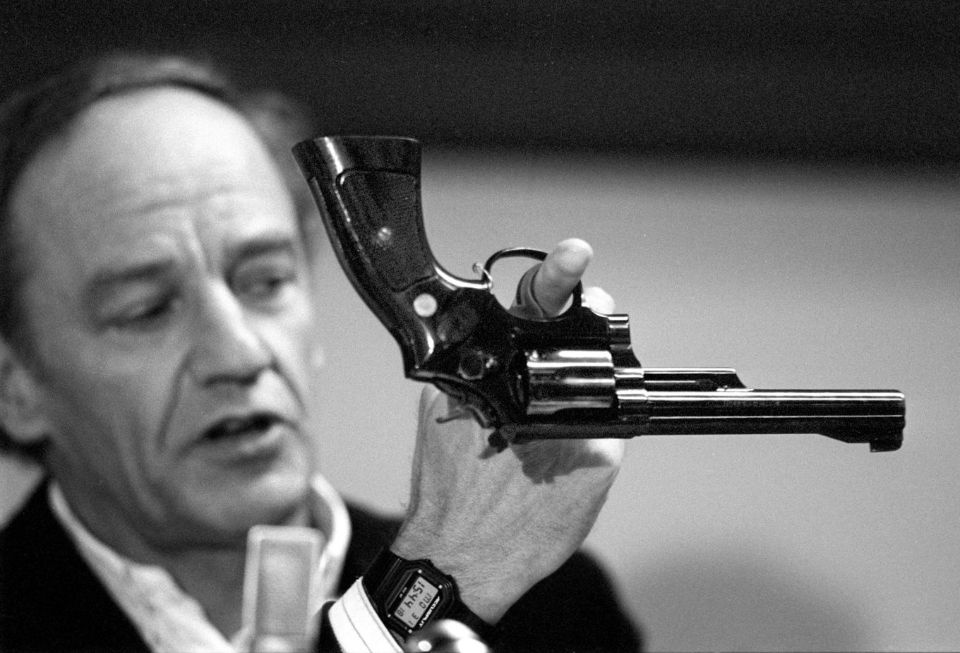 Länspolismästare Hans Holmér var spaningsledare för Palmemordet fram till mars 1987. Här håller han upp en revolver av märket Smith & Wesson 357 Magnum under en presskonferens på polishuset i Stockholm 31 mars 1986. Vapnet tros vara av samma typ som mördaren använde. Foto: Lars Hedberg/TT