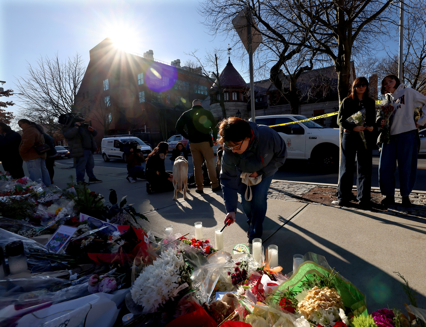 En minnesplats med ljus och blommor har vuxit fram på Brown University. Foto: Mark Stockwell/AP/TT